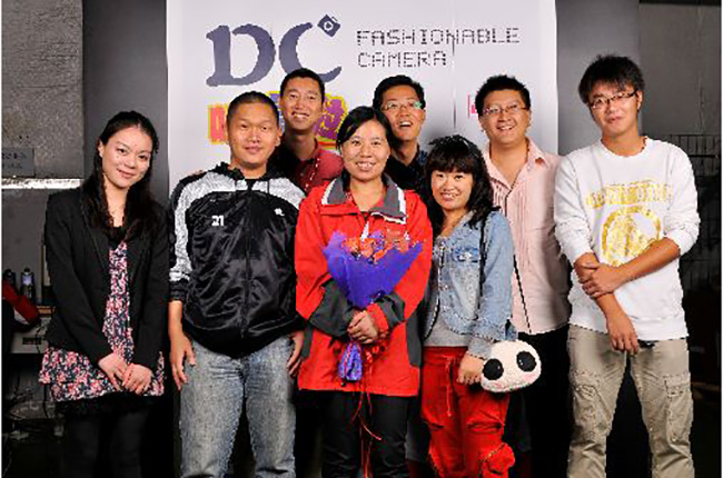 老客戶NEC為表謝意獻(xiàn)花，神碼十周年背景合影意深遠(yuǎn)